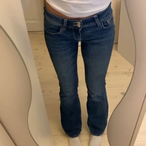 lågmidjade jeans  - säljer mina populära lågmidjade hm jeans med snygga detaljer på bakfickorna