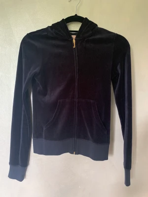 Juicy tröja  - Marinblå juicy tröja med fint tryck på ryggen, tröjan har tecken på användning då den är köpt på second hand. Storlek xs men den är väldigt liten i storleken. 