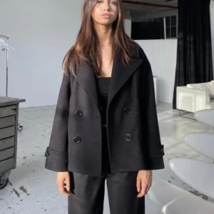 Gina coat Design by Si - Design By Si kappa i storlek xs/s. Säljer då den inte kommer till användning men det är i bra skick, kan skicka egna bilder vid intresse!💕köpt för ca 800kr