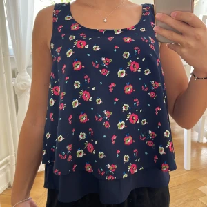 Topp - Superfin topp som är lite för stor för mig. Storlek M. Tredje bilden är baksidan.