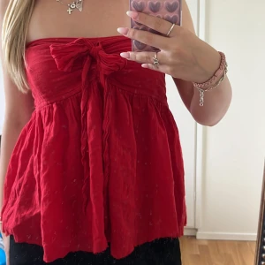 Bandeau-topp - En klänning som jag klippt av till en bandeau-topp! 💘Lite längre där bak och fin rosett med band där fram 🙌Passar både S och M då den är stretchig på ryggen!