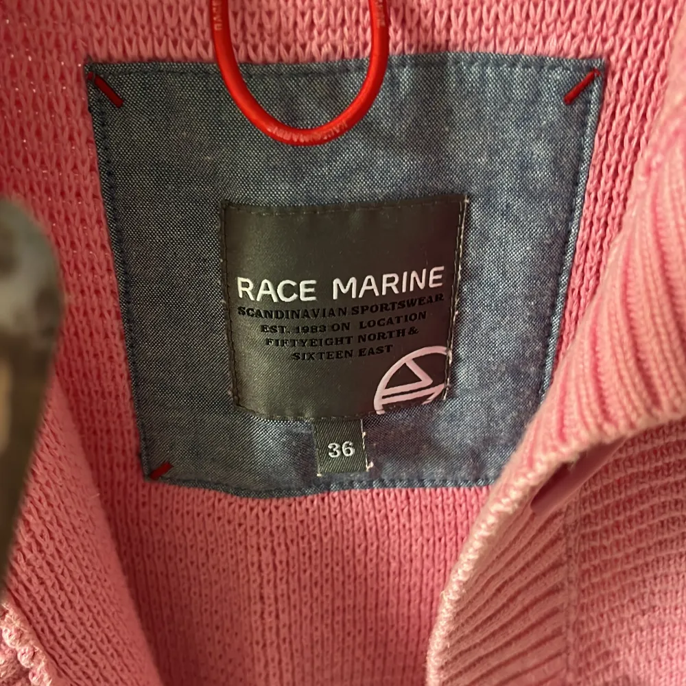 Stickad rosa långkofta från Race Marine i storlek 36. Tröjor & Koftor.