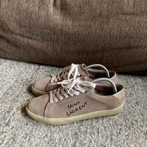 Saint Laurent Skor - Skit snygga brun saint laurent embroidered sneakers 9/10 skick