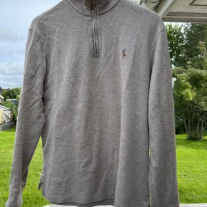 Ralph lauren halfzip  - Riktigt snygg ralph lauren halfzip i beige! Den är i extremt bra skick och har inga alls märken på användning! Skriv vid minsta fråga😁