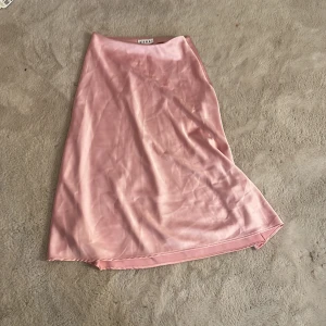 Kjol  - En råda lång kjol från WERA i storlek 36 