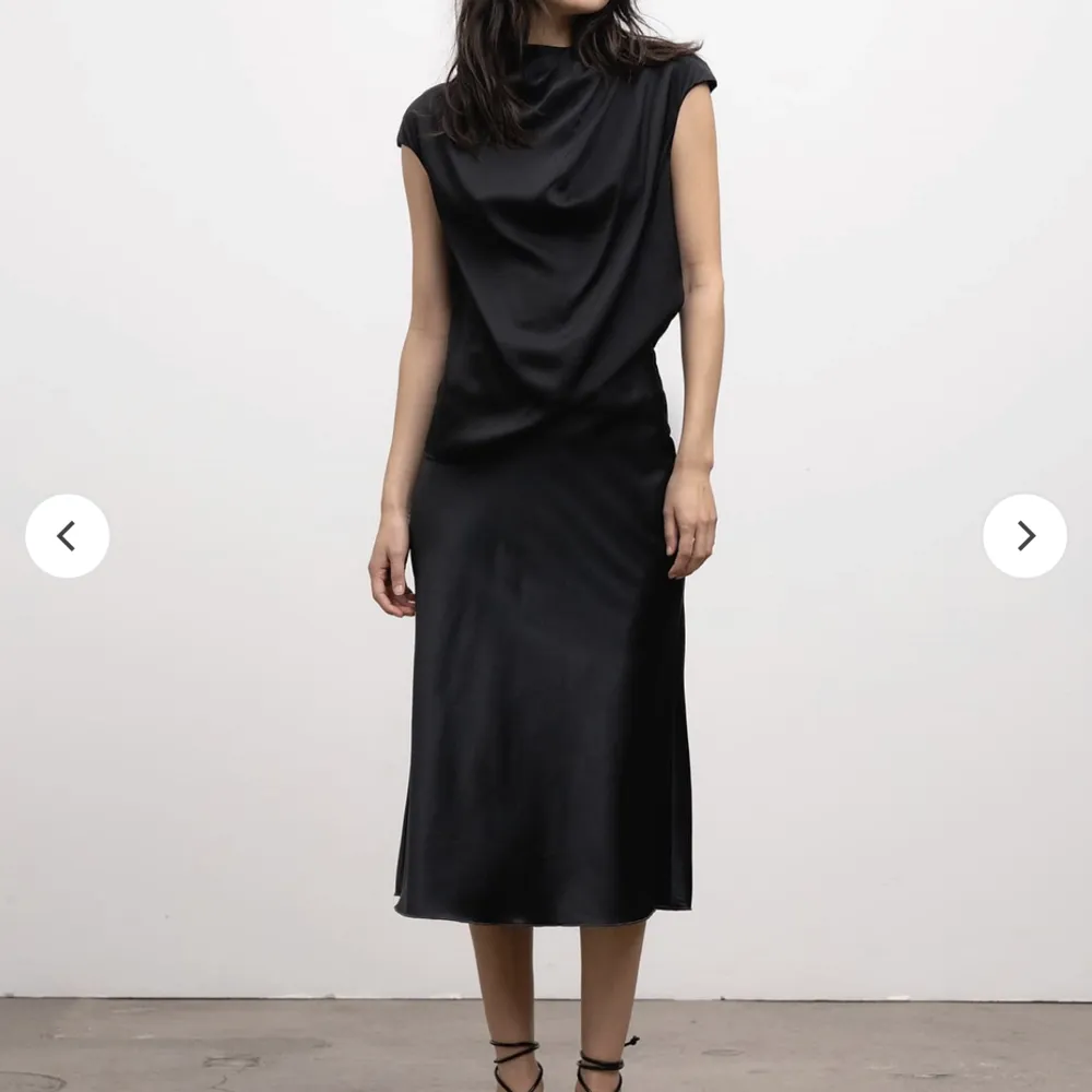 Så fin satin kjol från ahlvar gallery💓 lite mer grå svart i verkligheten, storlek M men passar mindre och köpt för 2500kr. Kjolar.