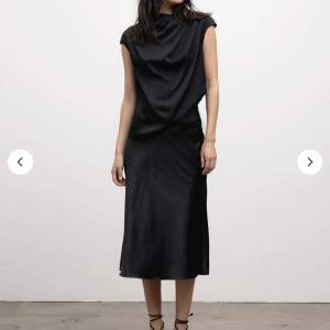Så fin satin kjol från ahlvar gallery💓 lite mer grå svart i verkligheten, storlek M men passar mindre och köpt för 2500kr