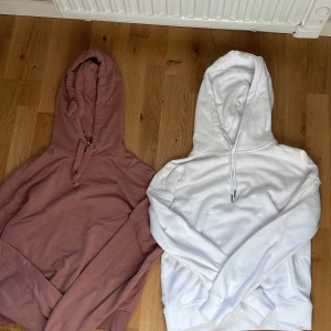 Hoodiepaket - Ett hoodie paket med en vit från Urban classics strl S samt en annan färg från NA-KD strl xs, båda i fint skick utan defekter, vid ytterligare frågor är det bara att höra av sig😊 båda för 140🫶🏻