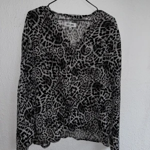 Leopard blus från Dry Lake  - Sparsamt använd, svartvit leopard, lite genomskinlig 