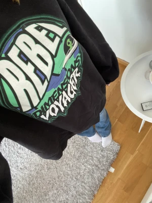 Svart tröja med tryck på - Jätte fin svart oversized sweetshirt med tryck på från hm!