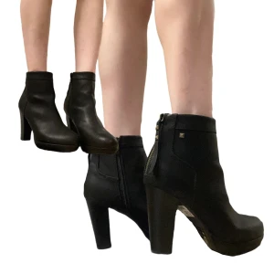 Högklackade boots - Helt oanvända boots i nyskick med lappar kvar. Klackhöjd: 9.5cm. Nypris 499kr.
