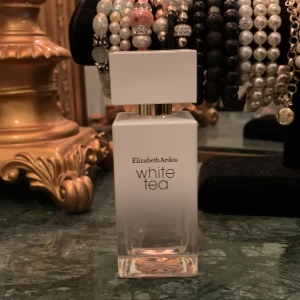 White Tea av Elizabeth Arden  - White Tea av Elizabeth Arden. Luktar magiskt💕 50ml, men har används lite så nästan 30ml kvar. (Pris kan diskuteras) 