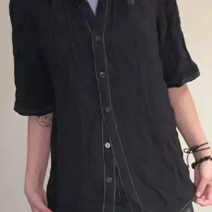 Snygg casual svart skjorta från hm, använder inte denna längre så säljer den. Skjortan har ett hål på höger ärm tack vare min kära katt.