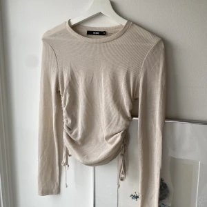 Topp med dragsko på sidorna - Använd 3-4 gånger, creme vit/väldigt ljus beige