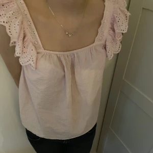 Super sött topp  - Super sött rosa topp, säljer då den inte längre kommer till användning, använd fåtal gånger 💕