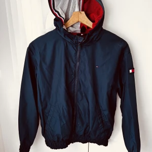 Tommy Hilfiger S  - Säljer den TH regnjacka storlek XS
