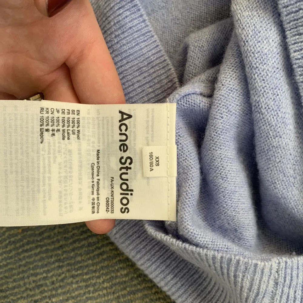Säljer denna acne tröjan som tyvärr inte längre kommer till användning. Tröjan är tuntt sticlad och är i en ljusblå färg. Är i storleken xxs men passar även medium. Köpt för 3000kr på NK. Tröjor & Koftor.