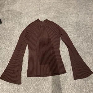 Tröja - Säljer ännu en tröja från Wera (finare märke på Åhléns) med visa ärmar, jätte skön och materialet känns väldigt lyxigt då den har lite tung vilket är jätte skönt