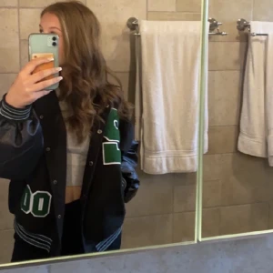 Jacka - Säljer collegejacka i superfint skick! säljs för 350kr+frakt💓 Använd ca 2 gånger!! 