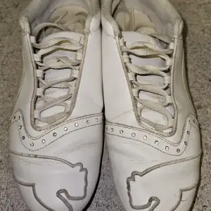 Supersköna vita sneakers från Puma. Fina detaljer med kristaller! Fint skick, inga hål och alla kristaller är kvar! Äkta läder!