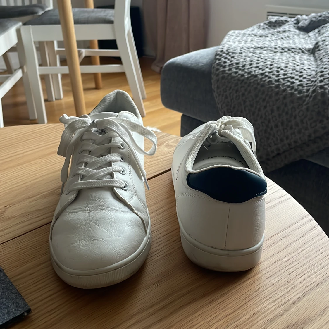 Vita skor med marinblåa detaljer - 90