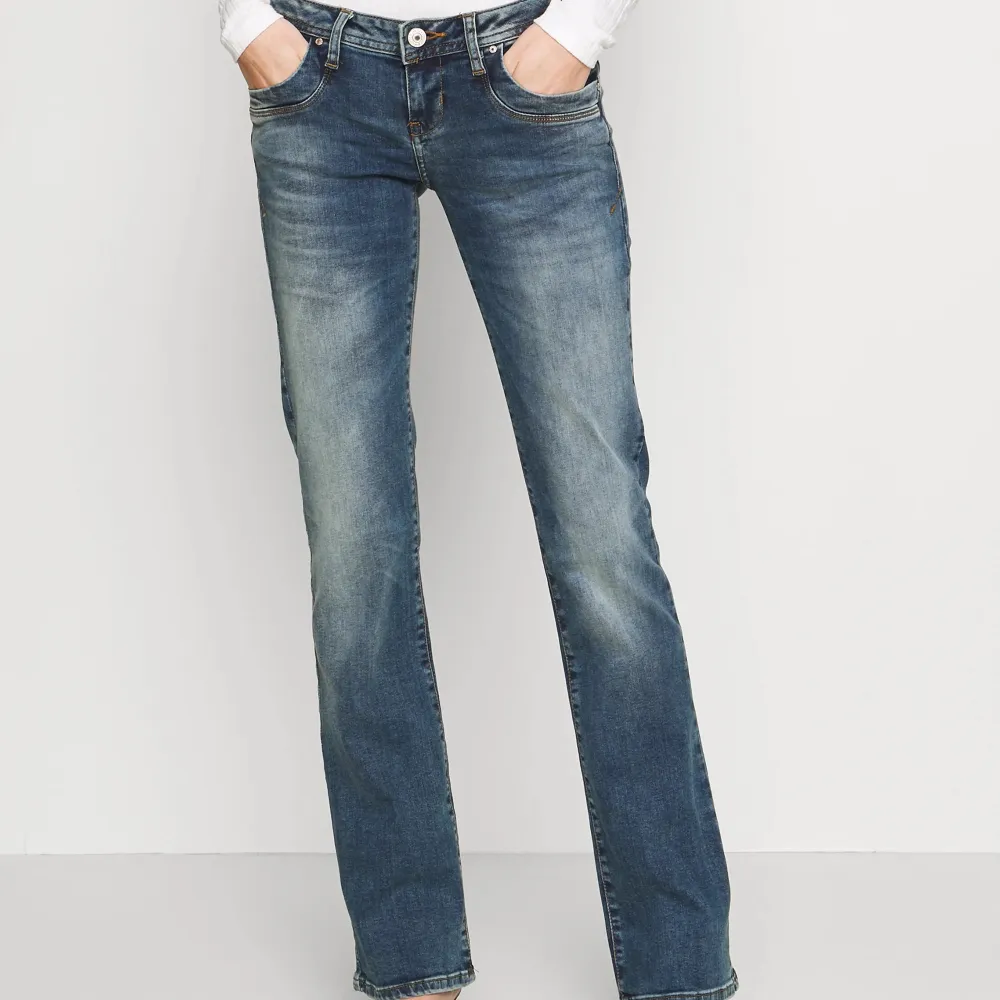 Säljer dessa ltb jeans som är lågmidjade. De är för små för mig och har endast använt dem några gånger 💗 slutsålda på zalando! . Jeans & Byxor.