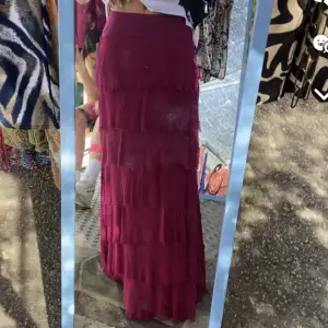 En av mina favorit maxi kjolar, den är ifrån en marknad i Spanien. Färgen ser ni på sista bilden, men hur den ser ut på dom första 2.. I jätte fint skick säljer endast för bra pris❤️
