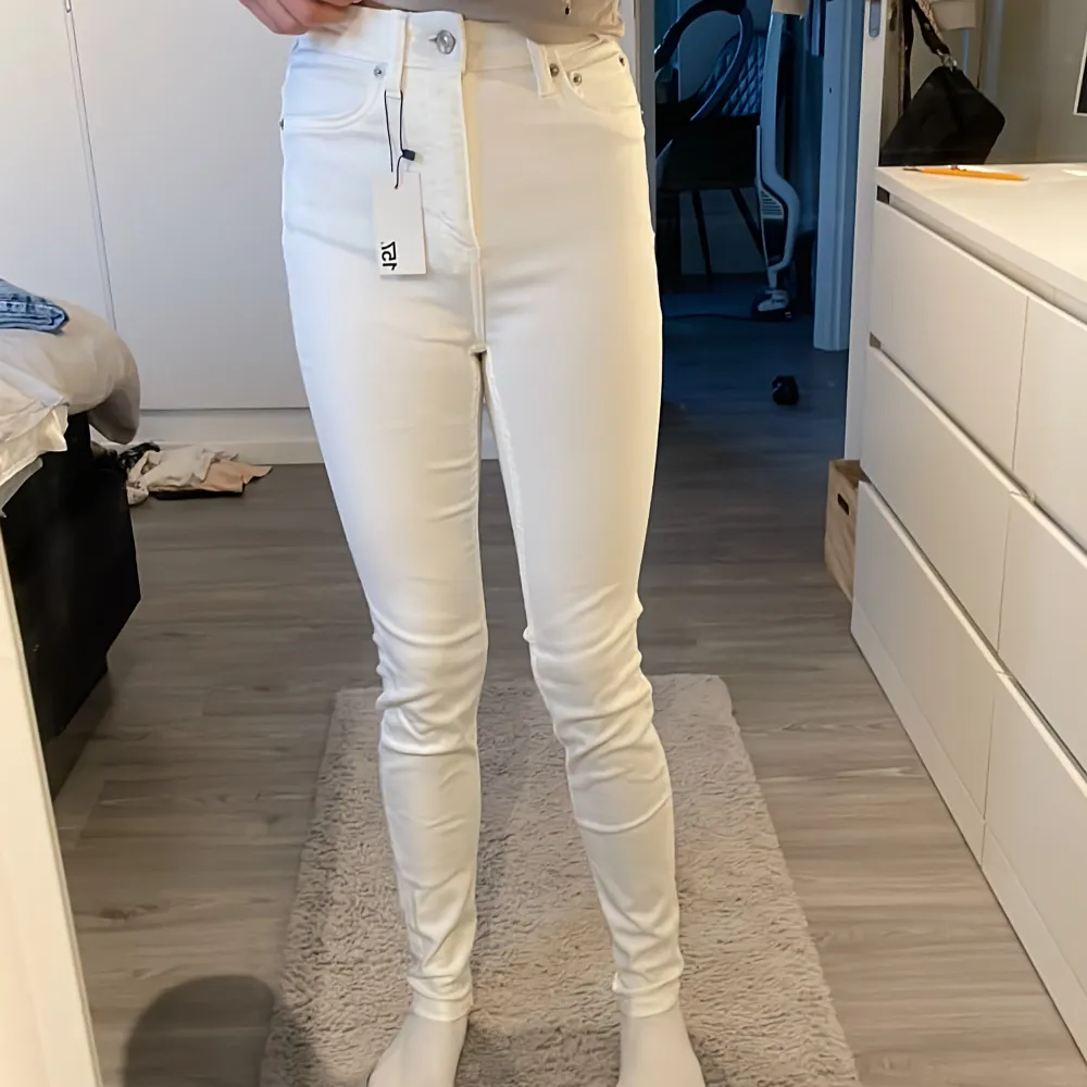 Vita skinny jeans, från lager 157. Aldrig använda och lapp kvar. Modell: snake, högmidjade . Jeans & Byxor.