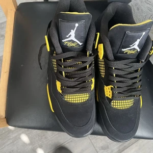 Jordan 4s yellow thunders - Jordan 4s yellow thunder  Helt nya  Storlek 42.5  Kan mötas upp eller kan skicka den