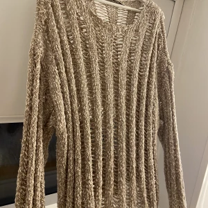 Zara tröja - Super cool tröja!  Som ny använd ca 1 gång.  Säljer för att den inte kommer till användning.