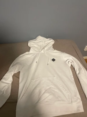 J. Lindberg tröja - Hej säljer min vita j lindberg hoodie i storleken m bara legat i garderoben fint skick