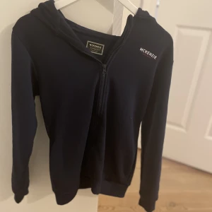 Mckenzie set  - Ett knappt använt mckenzie set i färgen marinblå. Hoodien är i strl xl som motsvarar 13-15 och samma i byxorna.