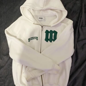 Vit zip-up Hoodie - Hoodie från Multiply Apparel i storlek S, köpt på zalando, knappt använd i nyskick! Lite oversized.