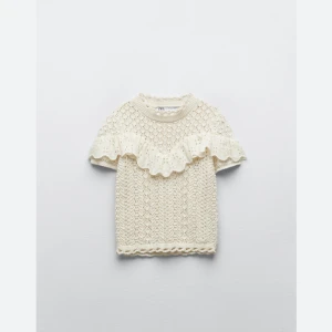 Topp från zara - Säljer denna supersnygga topp med volanger från zara! Använd mycket sparsamt (1-2 gånger), då den inte riktigt är min stil🥰Toppen säljs inte längre! Hör av er om ni är intresserade🤗