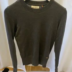 Mörkgrå tröja från Lindex som liknar de från Zara med guld knappar på ärmarna i fint skick utan några fläckar eller hål