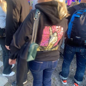 Håkan Hellström  - Säljer denna jättesnygga Håkan Hellström hoodie, helt ny och från årets turné❤️‍🩹