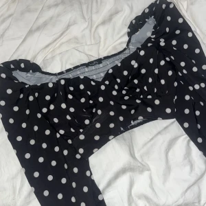 Blus - Prickig fin blus från Boohoo