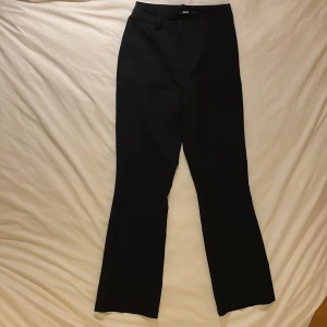 Kostymbyxor  - Kostymbyxor i bra skick från Bik Bok i storlek 36.