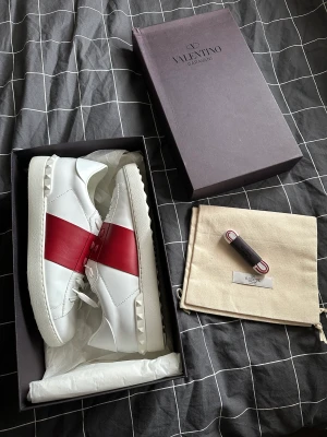 Valentino open sneakers - Valentino open sneakers, i storlek 42,5 passar 43/44, som nya endast provade men försmå. Kommer med box, dustbags och extra snören, pris 3400kr!