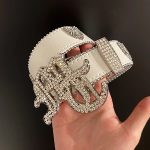 Tuttolente Belt  - Tuttolente Belt köpt för 1230kr  Skick 10/10, har bytt stil därför säljer jag för halva priset  Storlek M som är 110 cm 