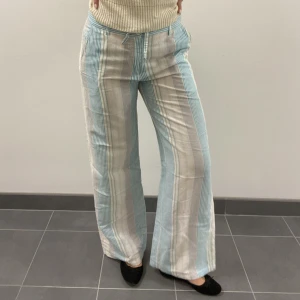 Linnebyxor randiga  - Randiga linnebyxor med låg midja. Nyskick! 