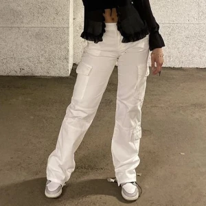 Vita cargobyxor   - Supersnygga vira cargobyxor! Säljes pga fel storlek! 