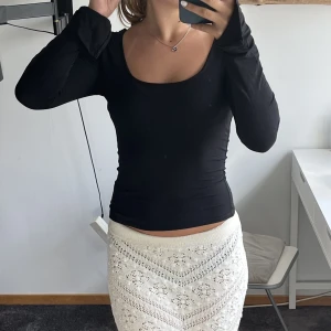 Gina tricot svart tröja  - Jätte fin svart långärmad tröja med slits i armen. Köparen står för frakten💕💕