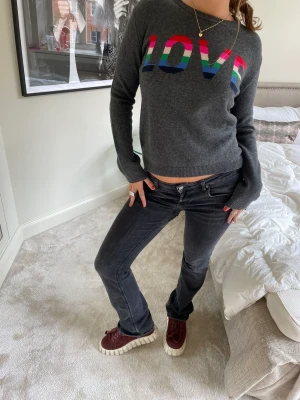 Zadigtröja⚡️🖤 - Jättefin stickad tröja från zadig&voltaire köpt för några år sedan, men aldrig använd❤️så fin till kjol och shorts en kall sommardag, men även till jeans som en höst eller vinteroutfit.💞köpt för runt 1300kr