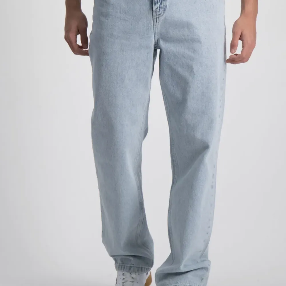 Grunt jeans ljusblå i storlek 28. Helt oanvända! . Jeans & Byxor.