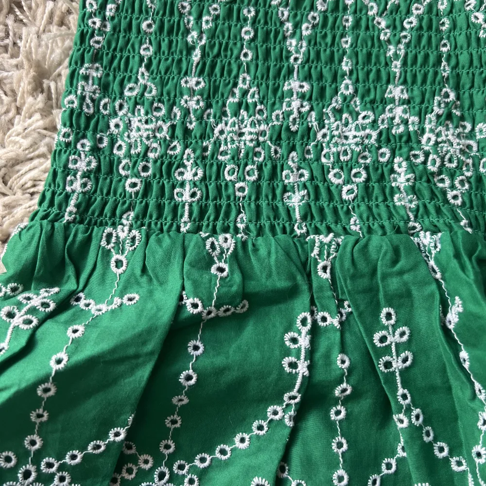 Grön mönstrad kjol från Gina Tricot knappt använd💗. Kjolar.