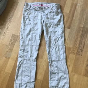 Lågmidjade beiga y2k cargo pants - Lågmidjade Skit snygga beiga cargo pants som tyvärr är för små för mig. Aldrig använt av mig eftersom jag köpte dom själv på plick. Priset går att diskutera och om ni vill ha mer bilder eller information så kan ni bara kontakta mig