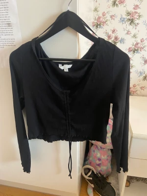  topp  - En svart topp som är långarmad, kostar 45kr+25kr frakt Har aldrig använt