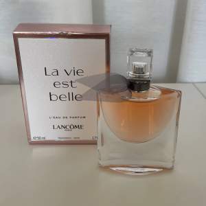 Säljer denna parfym från Labcome. Doftar jättegott men säljes då den inte kommer till användning. Endast använt ett fåtal sprut så är som ny!