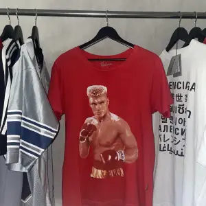 Hej! Säljer denna sexiga tshirt köpt i en vintage butik i New York, den är från märket bolivia (jag känner inte till märket så vet inte så mycket om det tyvärr), nypriset var runt 400 kr! Aldrig använd! Tveka inte att höra av dig för fler frågor 🫶🏻💋